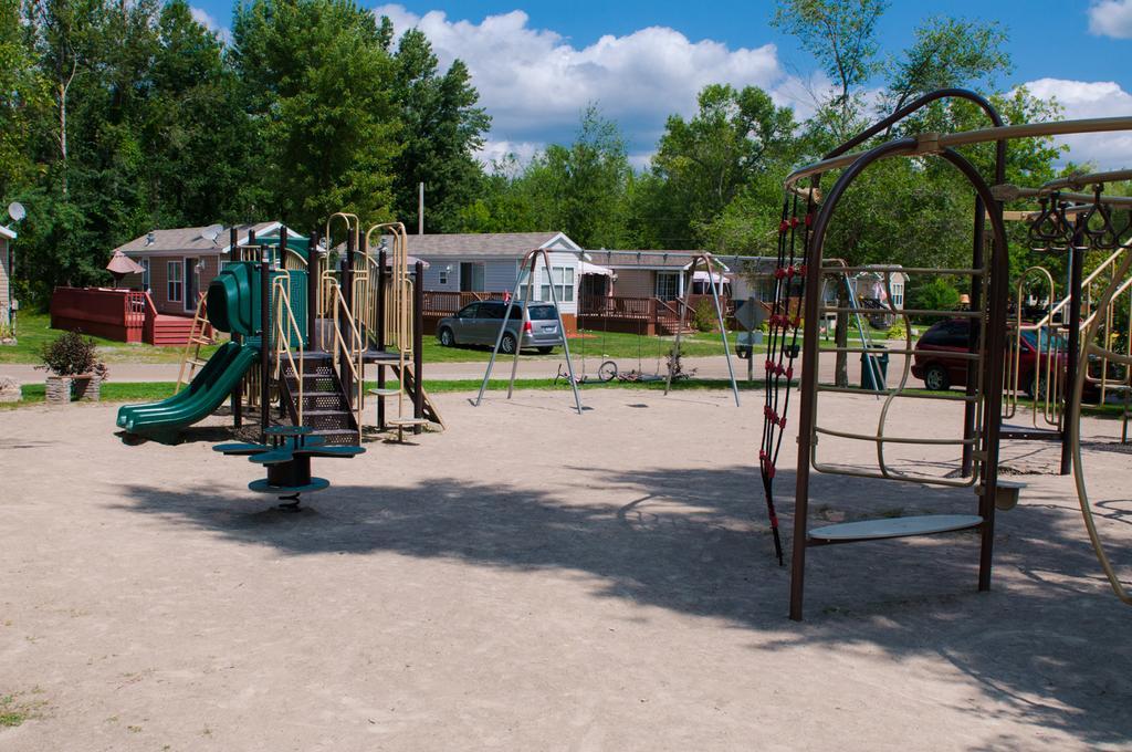 Woodland Estate Resort Campbellford ภายนอก รูปภาพ