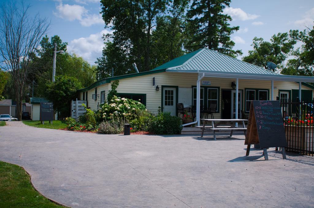 Woodland Estate Resort Campbellford ภายนอก รูปภาพ